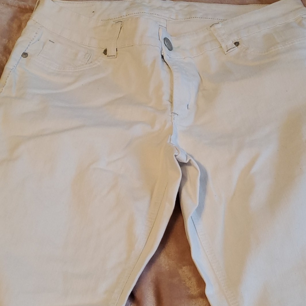 EUC SEVEN brand white cropped jeans